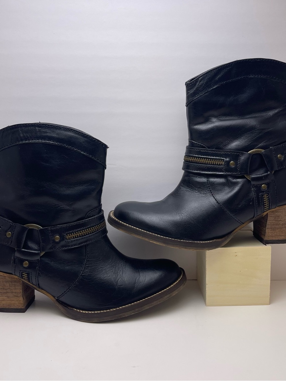 Dingo Women's Black Genuine Leather Ankle Bootie Round Toe Zip Buckle 8.5M